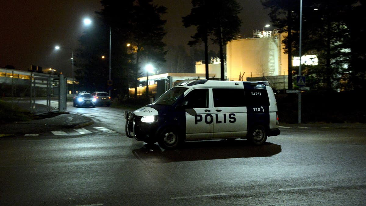 Poliisiauto Helsinki-Vantaan lentokentän liikelentoterminaalilla Vantaalla illalla 21. joulukuuta.