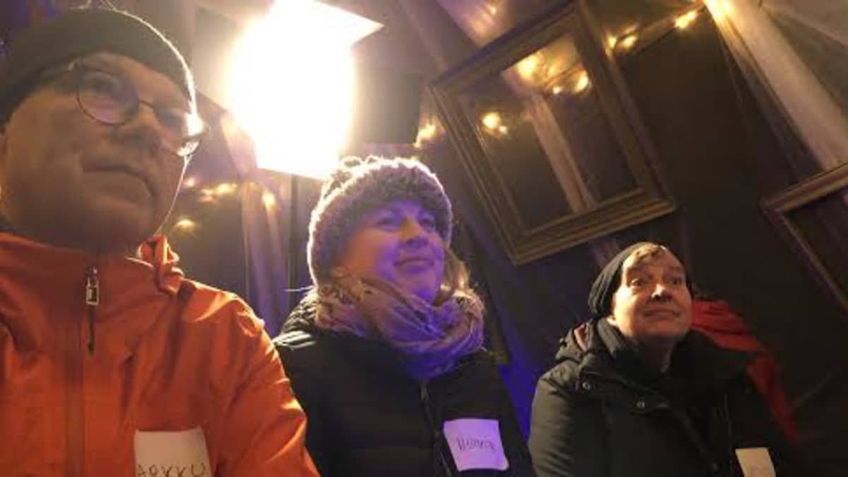 Markku, Henna ja Irene osallistuivat Erätauko-keskusteluun Lahden joulutorilla.