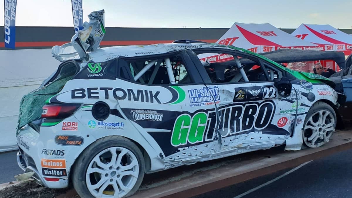 Sami-Matti Trogenin auto koki kovia Ruotsin Tierpissä.