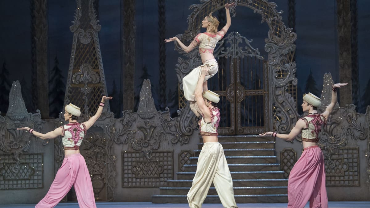 Baletin maailmankuvaa moititaan rasistiseksi ja jämähtäneeksi – tsing-tsong  ping-pong -kiinalaiset nolottavat Pähkinänsärkijä-baletissa