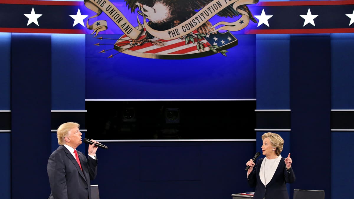 Presidenttiehdokkaat Donald Trump ja Hillary Clinton toisessa suuressa vaaliväittelyssä St. Louisin yliopistossa 9. lokakuuta 2016.