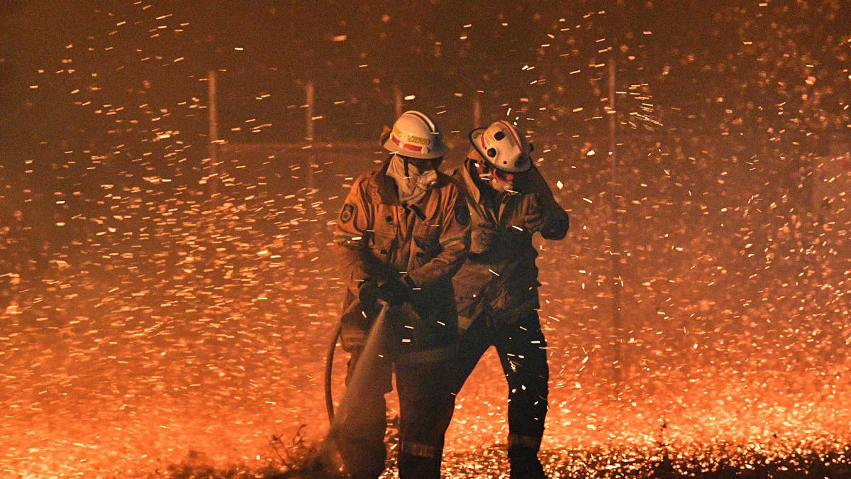 Palomiehet taistelivat liekkejä ja kovaa tuulta vastaan Nowran kaupungissa 31. joulukuuta.