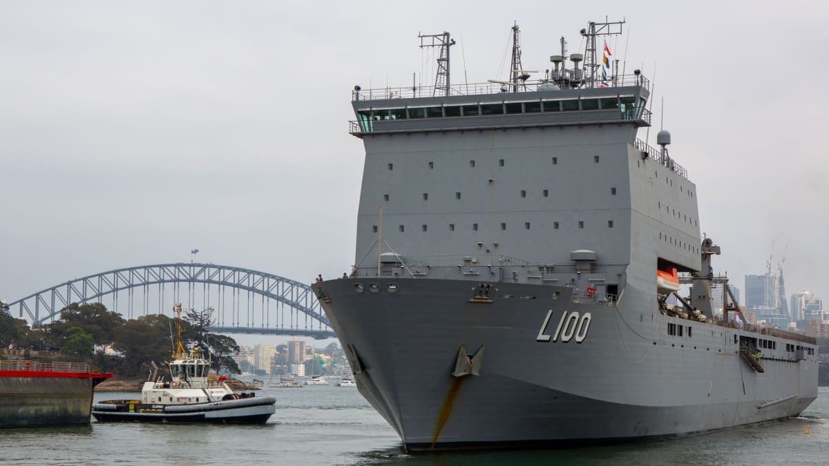 Australian laivaston alus HMAS Choules lähdössä laivastotukikohdasta evakuointioperaatioon Victorian ja Uuden Etelä-Walesin osavaltioihin.