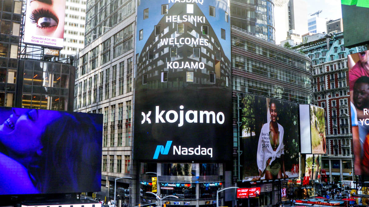 Suomalaisyhtiön nimi Nasdaq New Yorkin mainostaululla New Yorkin Times Squarella listautumisen jälkeen, kuvassa kojamo. 