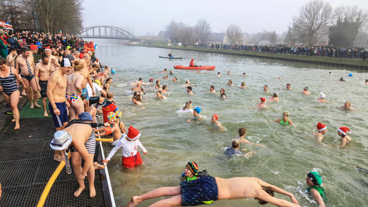 Eri puolilla maailmaa järjestetään uudenvuoden uintitapahtumia. Kuva Dortmundista, Saksasta. Tapahtuman ärjestäjän mukaan kanvan vesi oli 4,5-asteista.