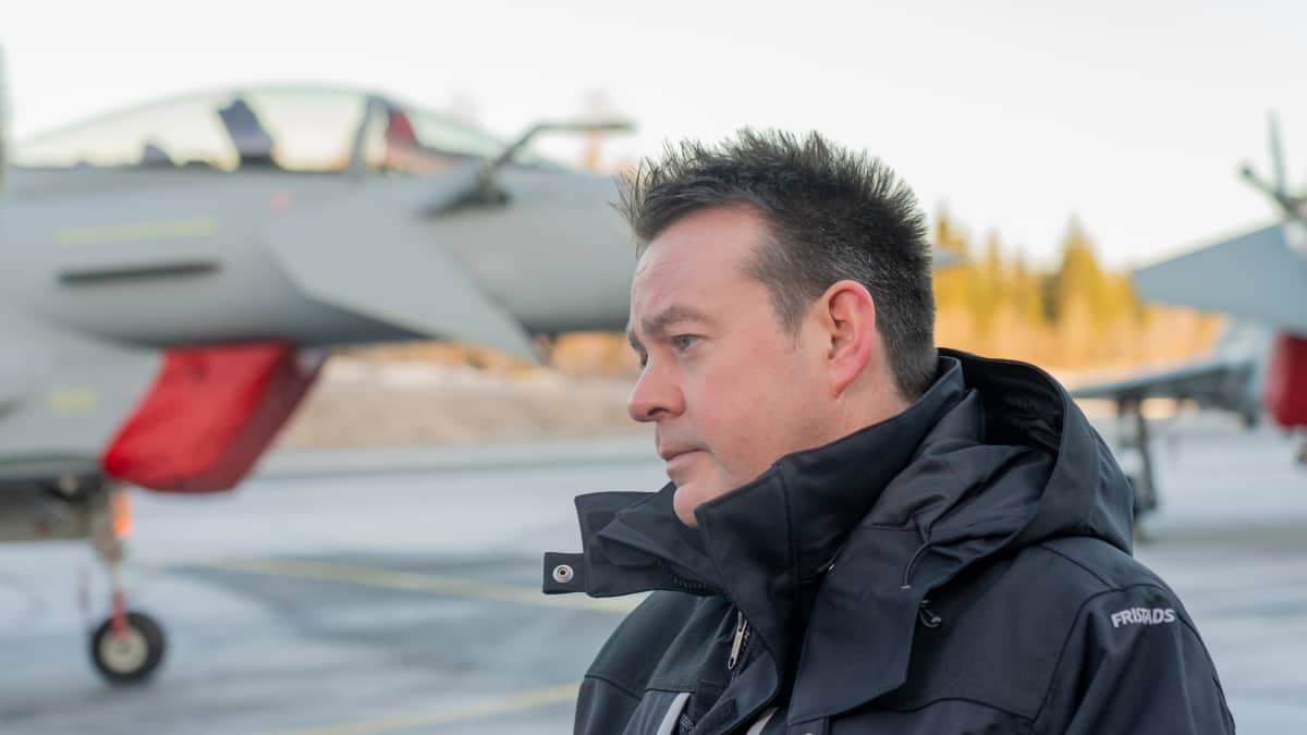 BAE Systemsin HX-kampanjan johtaja John Rossall Satakunnan lennoston kentällä.