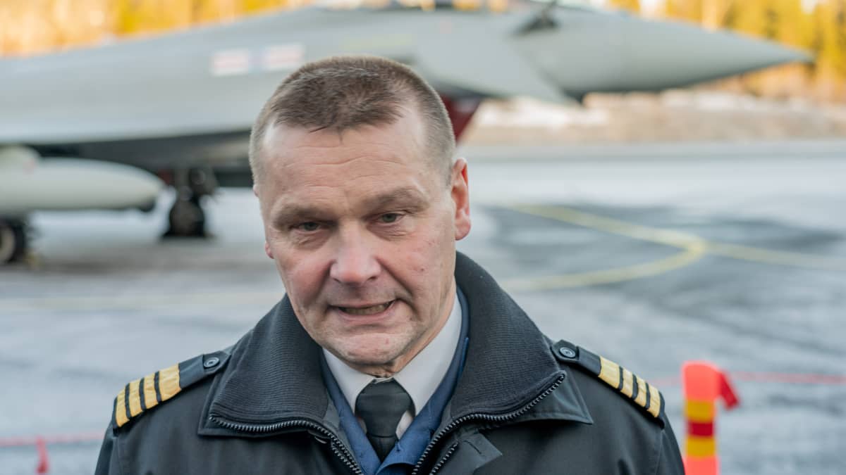 HX-hankejohtaja, eversti Juha-Pekka Keränen Satakunnan lennoston kentällä