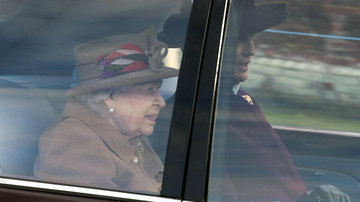 Kuningatar Elisabeth saapumassa Sandringhamin kartanoon.
