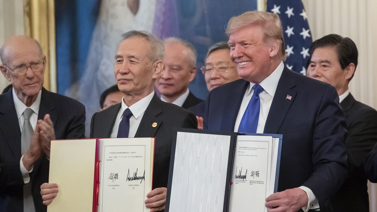 Donald Trump ja Liu He kauppasopimuksen allekirjoituksessa.