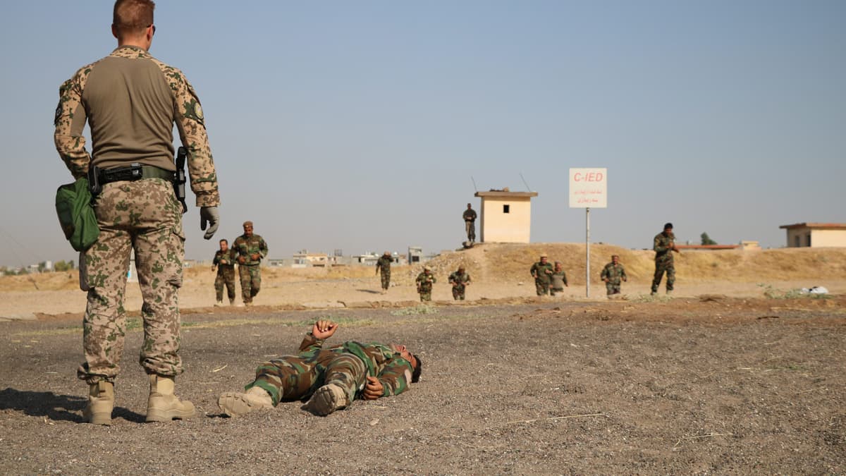 Suomalaiset kriisinhallintajoukot antavat taistelulääkintäkoulutusta peshmerga-sotilaille Erbilin lähettyvillä Irakissa loppuvuodesta 2019. 