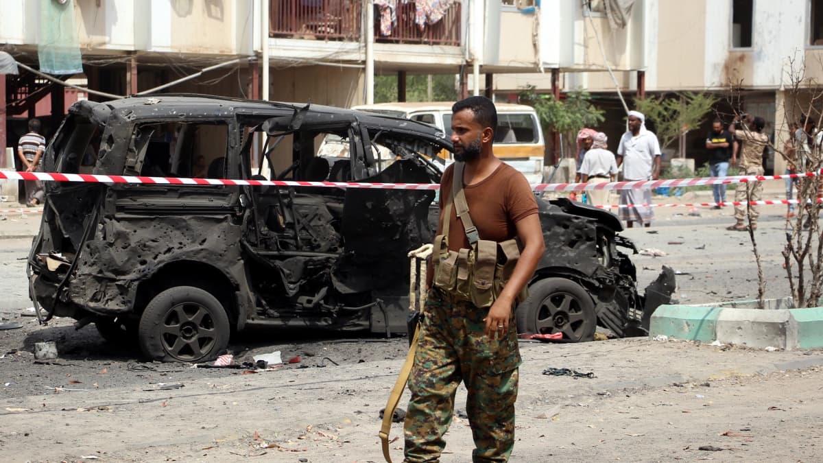 Jemeniläinen sotilas Adenin kaupungissa, jossa tehtiin autopommi-isku elokuussa 2019.