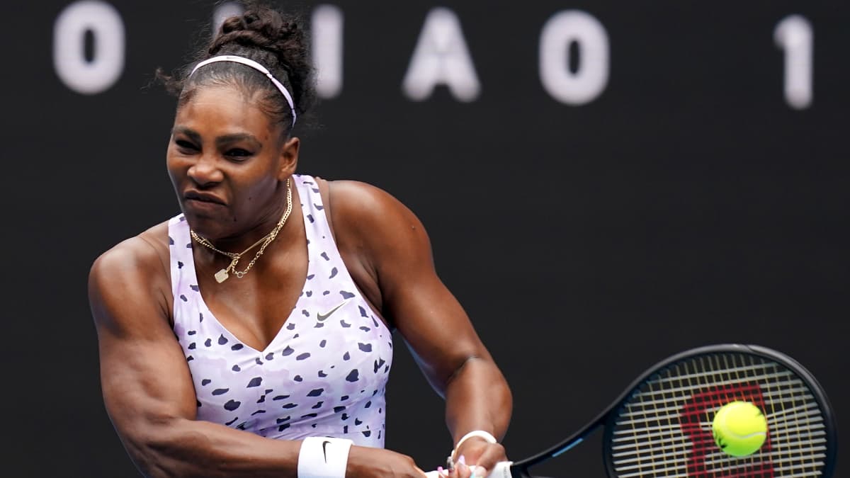Serena Williams lyö palloa. 
