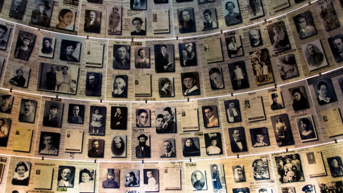 Holokaustin uhrien kuvia Yad Vashemin muistokeskuksessa Jerusalemissa. 