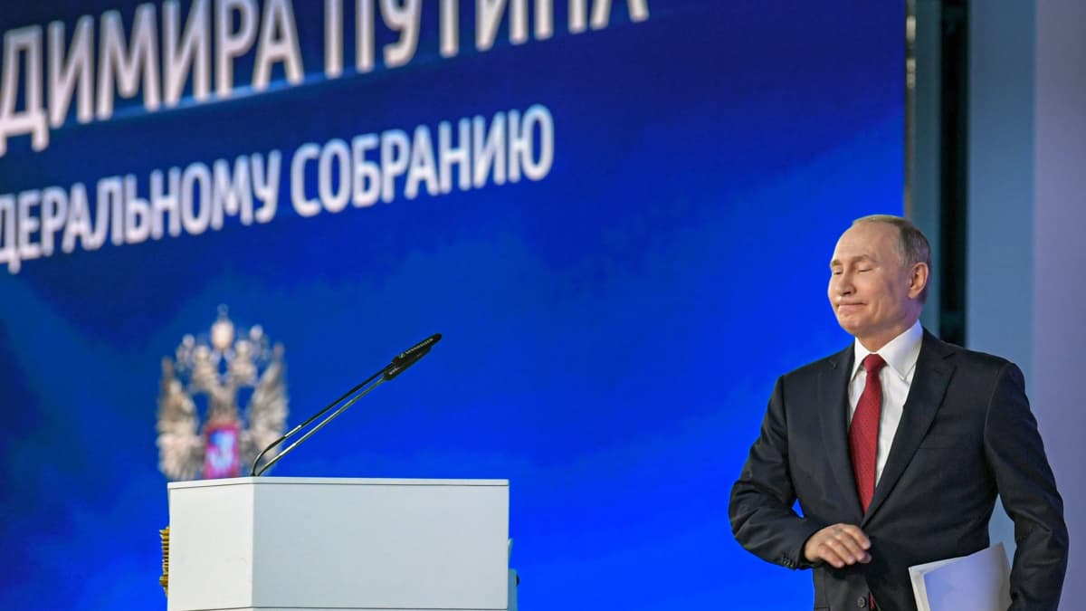 Vladimir Putin kävelee kohti puhujanpönttöä
