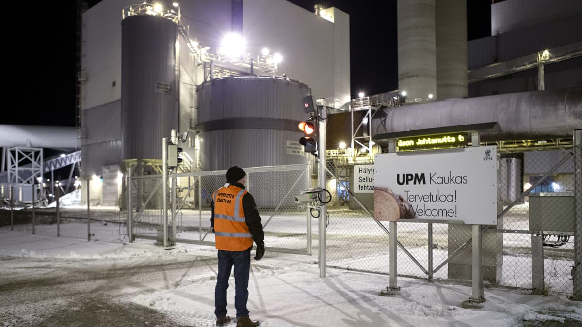 Lakkovahti UPM Kaukaan tehtaanportilla Lappeenrannassa.