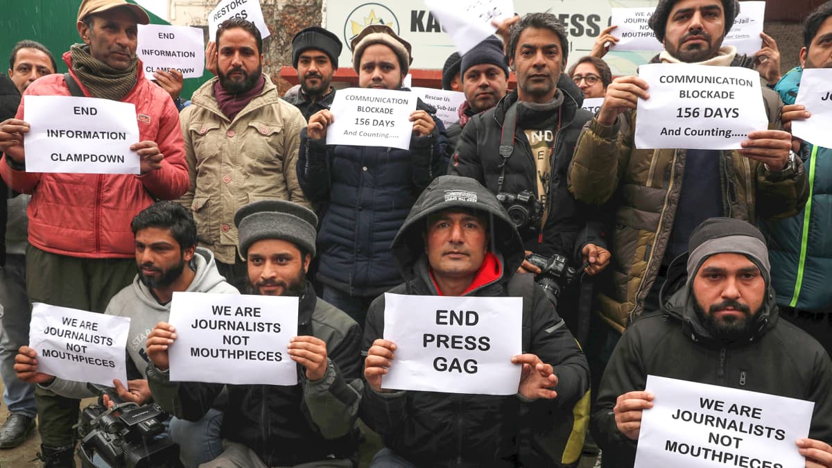 Kashmirlaiset journalistit pitävät kylttejä joissa kritisoidaan puhelin- ja internetpalveluiden katkaisemista.