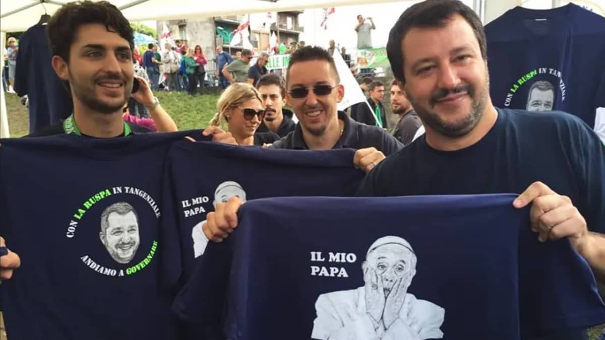 Matteo Salvini pitelee t-paitaa, jossa Paavin kuva.