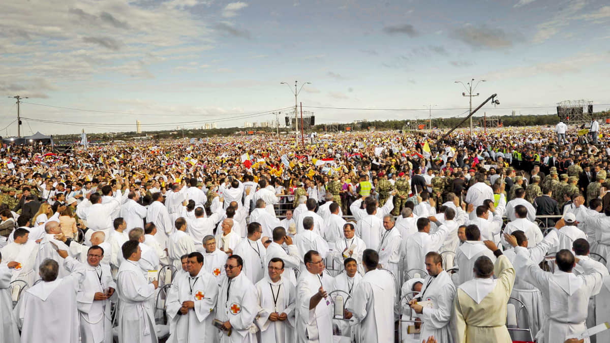Yleisöä paavi Franciscusin pitämässä messussa Paraguayssa.