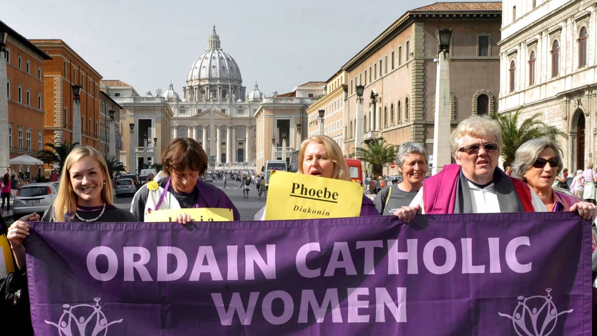 Naiset osoittavat mieltään Roomassa.