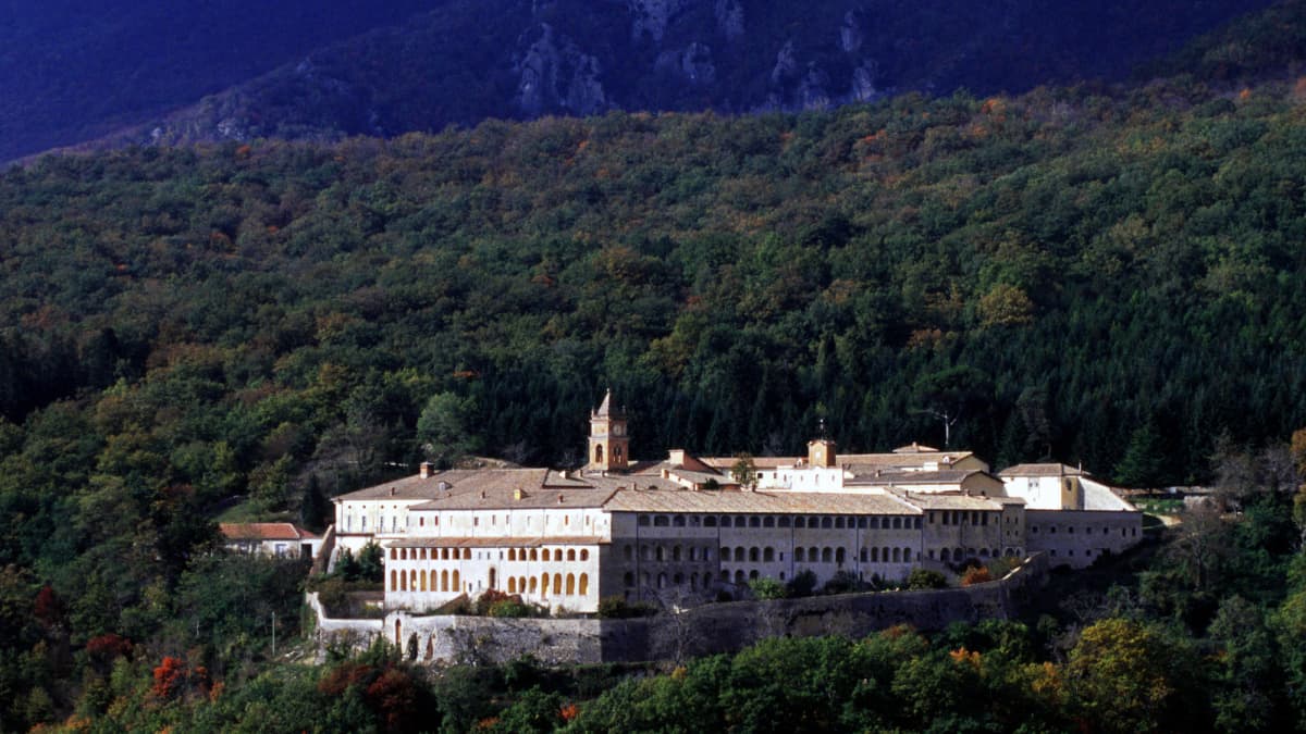 Luostari Italian trisulissa.