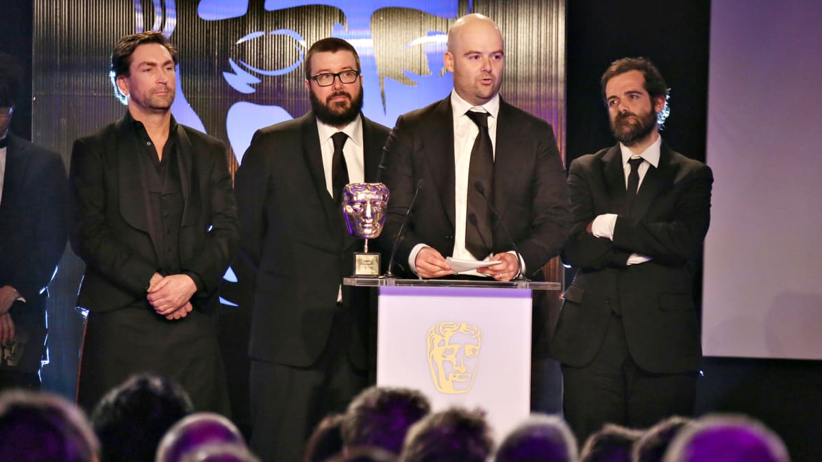Rockstar Games -peliyhtiön edustajia brittien peligaalan palkintotilaisuudessa maaliskuussa 2014. Kuvassa oikealla olevat veljekset, Dan (toinen oikealta) ja Sam Houser, perustivat yhtiön.