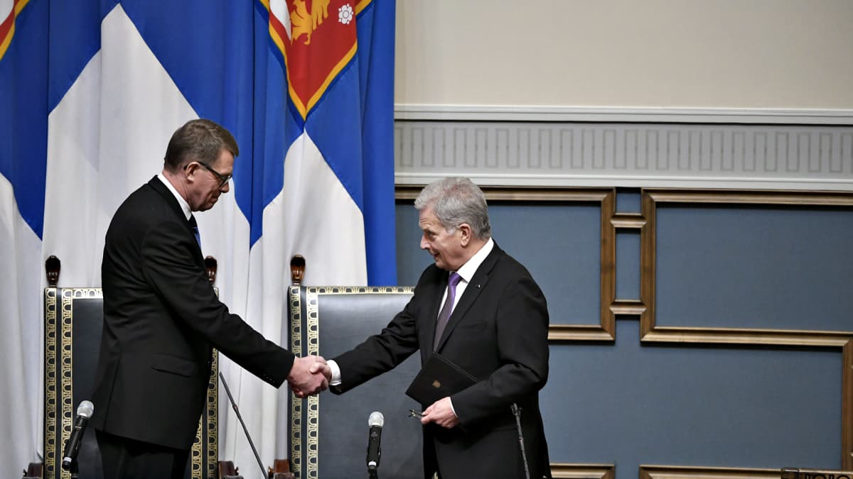 Eduskunnan puhemies Matti Vanhanen (vas.) ja presidentti Sauli Niinistö kättelevät valtiopäivien avajaisissa eduskunnan istuntosalissa Helsingissä 5. helmikuuta 2020. 
