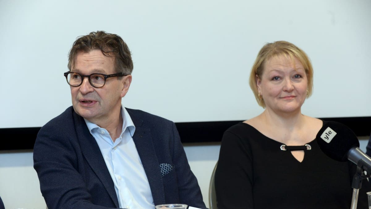 Harri Rindell (vas.) ja Heidi Packalen, psykoterapeutti. Nordiksen VIP-tiloissa