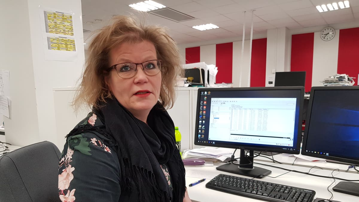Nainen työpöydän ääressä.