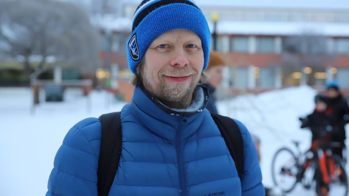 Timo perälä hymyilee ulkona koulun pihalla