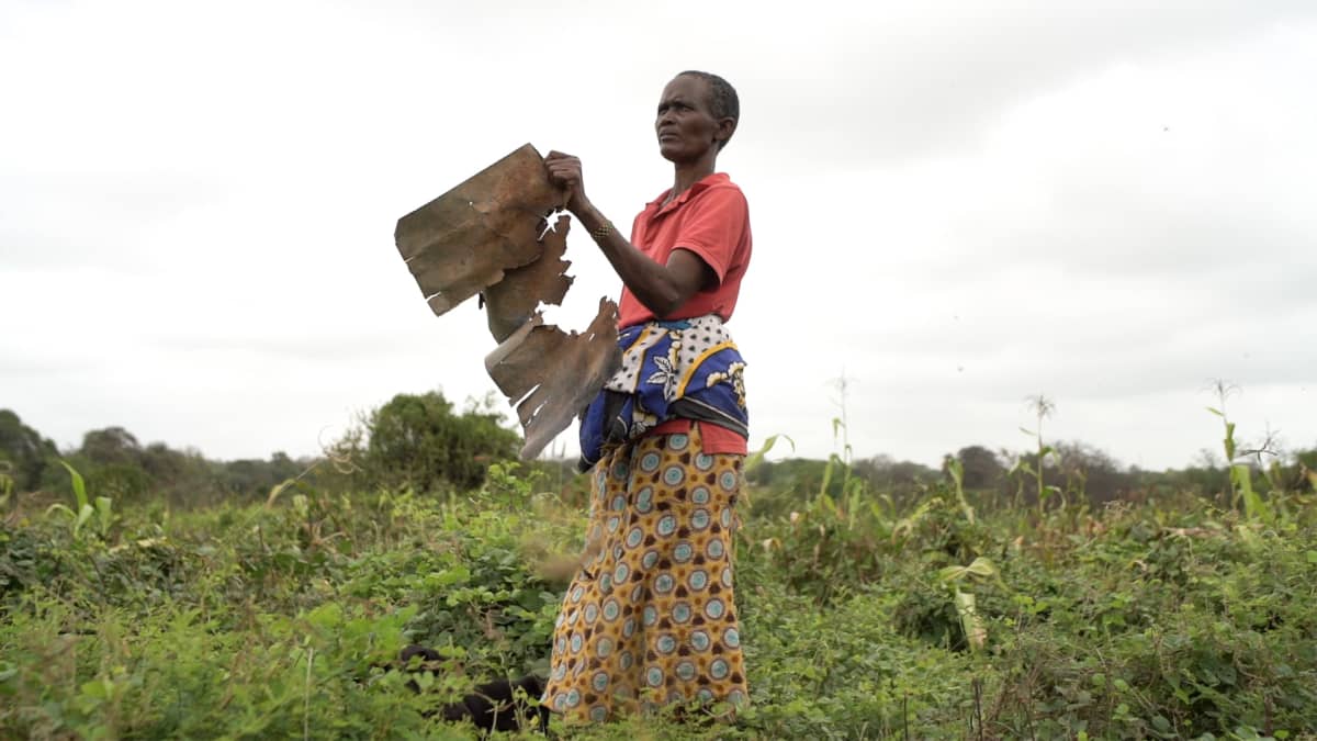 Ruth Kamene Musyoka pelkää menettävänsä lastensa ruoan, jos heinäsirkat syövät sadon.