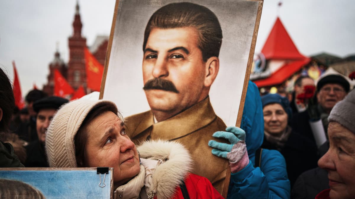 Ihmisiä kantamassa Stalinin kuvia Moskovassa 21. jouluuta 2019, jolloin tuli kuluneeksi 140 vuotta Stalinin syntymästä.