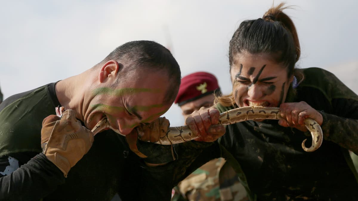 Peshmerga-taistelijat osoittavat taitojaan valmistujaisjuhlissa Irakissa.
