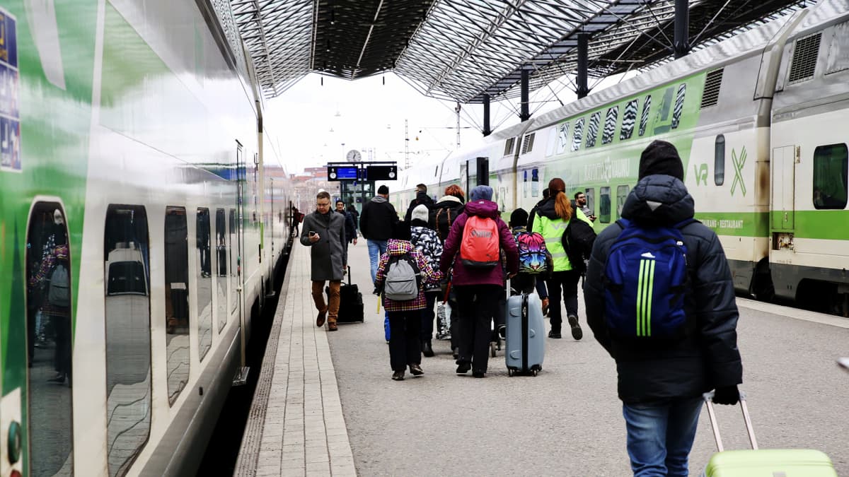 Matkustajia helmikuussa Helsingin rautatieasemalla.