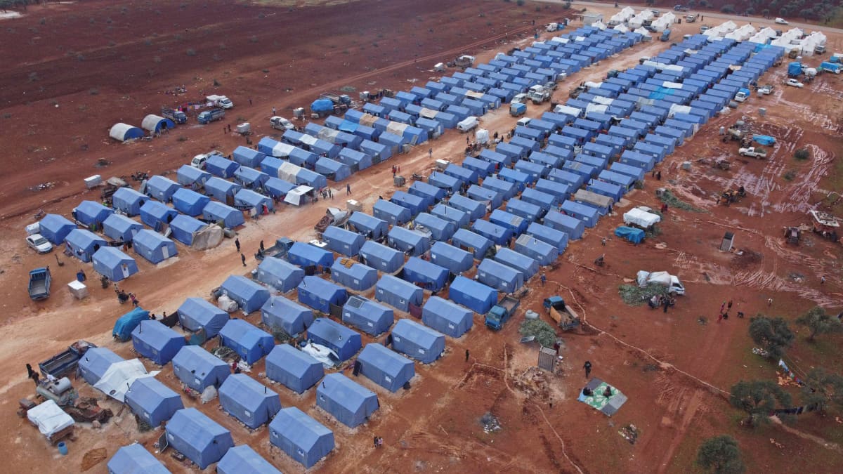 Vastikään pystytetty pakolaisleiri Maarrat Misrinissä Idlibin alueella.