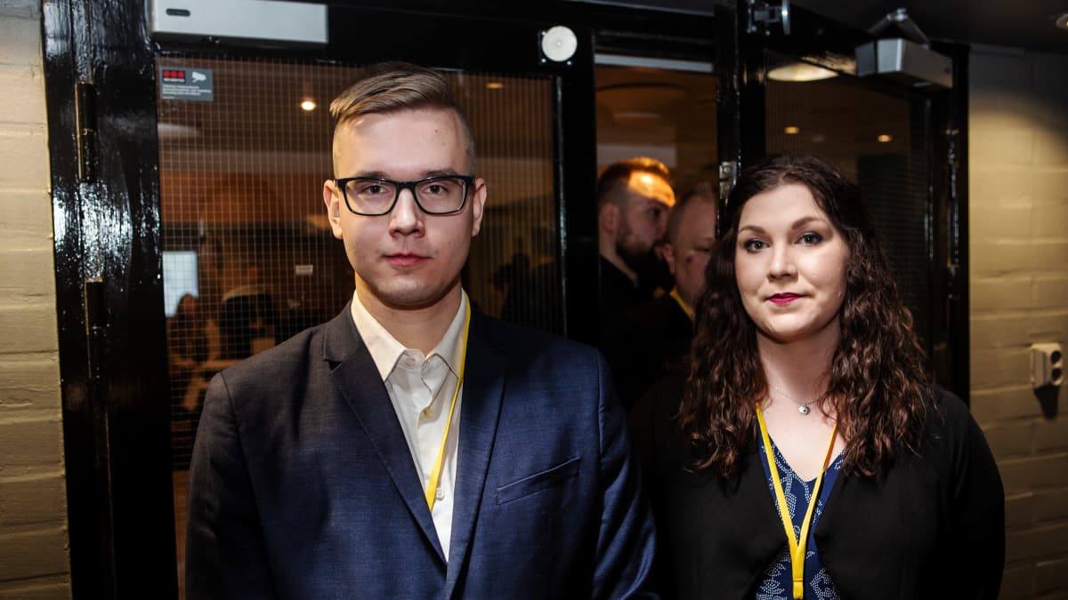PS-nuorten puheenjohtaja Asseri Kinnunen ja varapuheenjohtaja Auri Saarelainen.