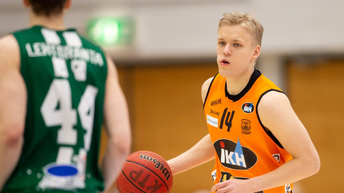 Karhu Basketin Okko Järvi kunnostautui voittajien tehomiehenä.