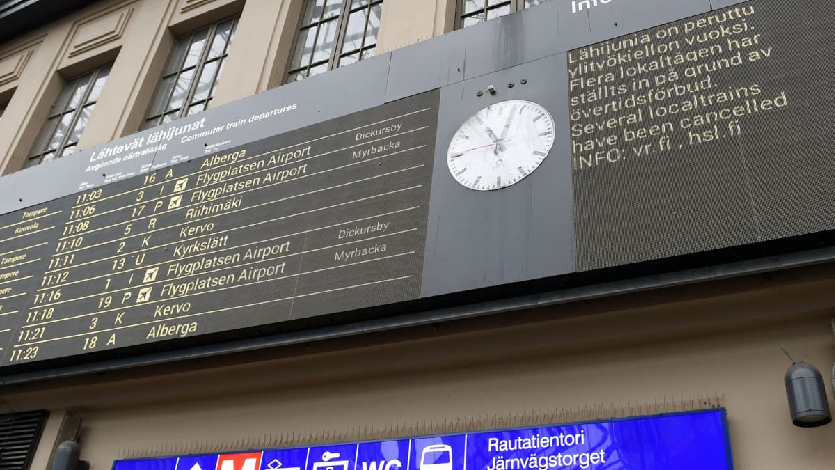 Näyttötaululla kerrotaan junaliikenteen myöhästymisistä Helsingin Rautatieasemalla tiistaina.