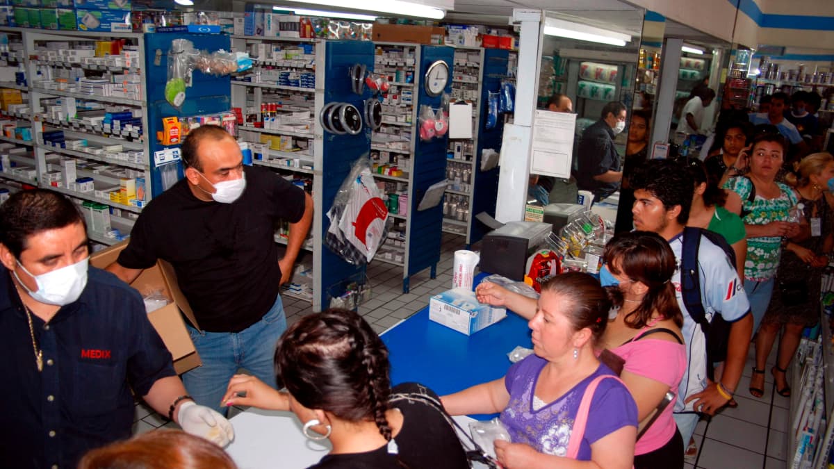 Asiakkaat hankkivat kasvosuojia apteekissa Monterreyssa.