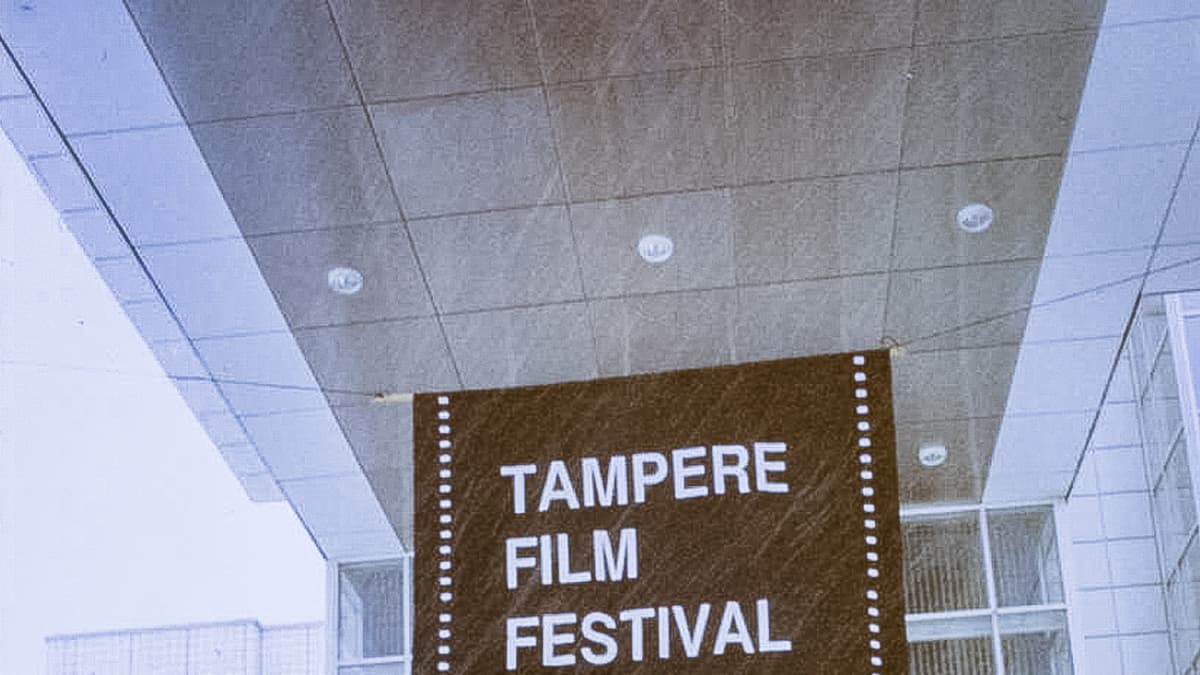 Tampere Film Festival  banderolli Tampere -talon edessä.