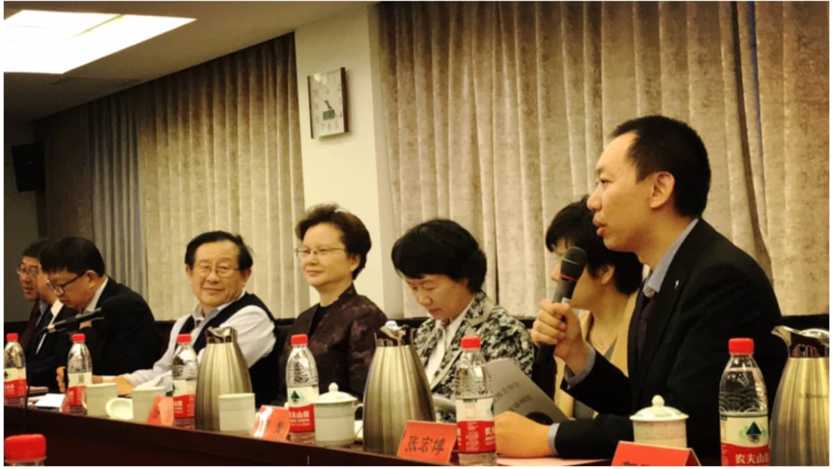 Suomessa toimivan CASTF:in puheenjohtaja Zhang Hongbo (ensimmäinen oikealta) osallistui Zhi Gong -puolueen tilaisuuteen Pekingissä lokakuussa 2017. Puolueen puheenjohtaja Wan Gang kolmas vasemmalta. KUVA: Kuvakaappaus CASTF:in sivuilta