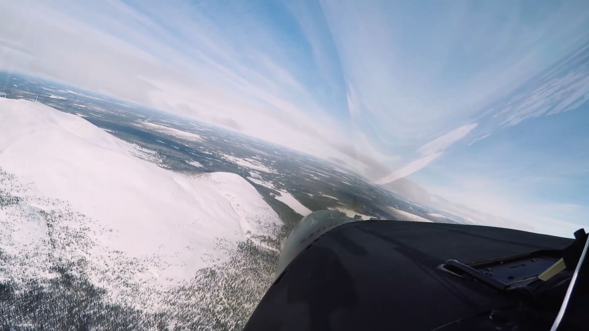 Pirkkalan lennoston Hornet Yllästunturilla 29.3.2018, näkymä ohjaamosta.