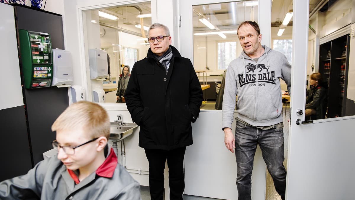 Kuvassa meneillään yhteiskoulun teknisen käsityön tunti, oikealla opettaja Jari Ylöstalo, vasemmalla oppilas Nuutti Lesonen ja keskellä kaupunginjohtaja Osmo Pieski.