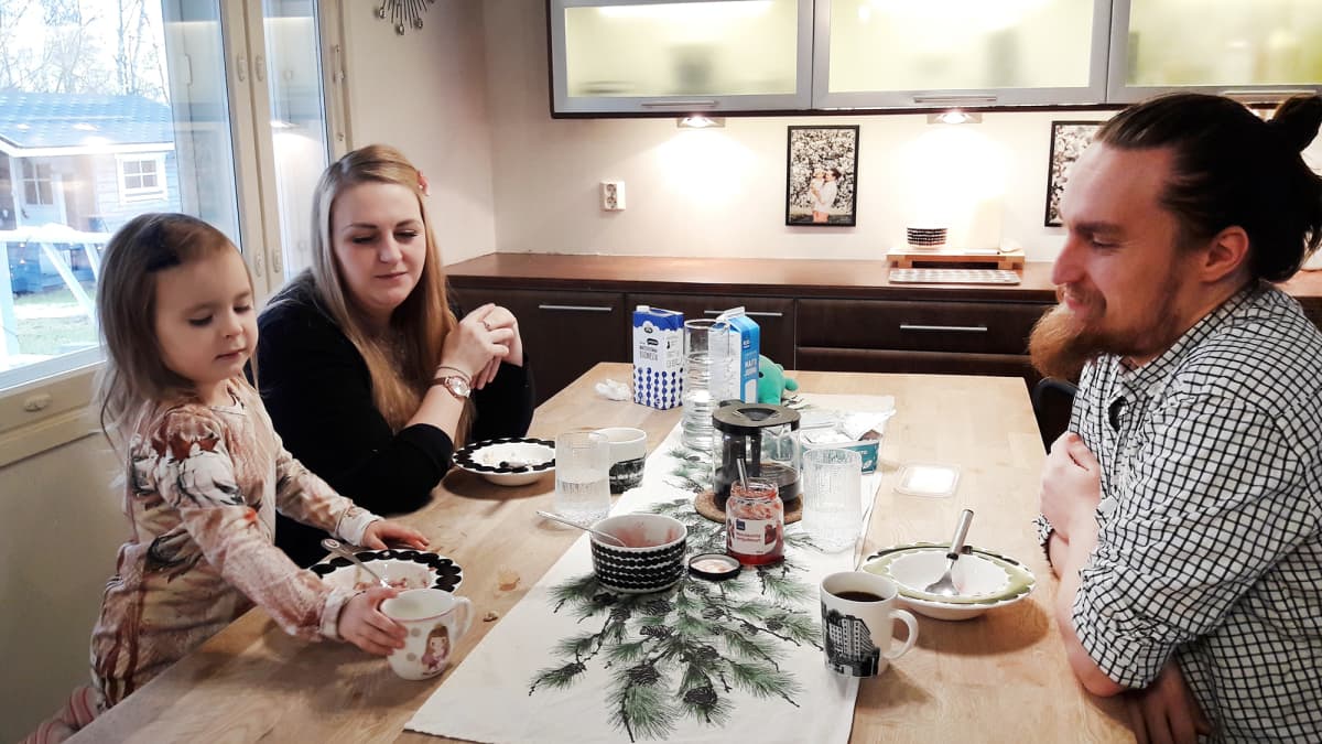Saga, Liisa ja Jussi Oja aamiaisella kotinsa keittiössä.