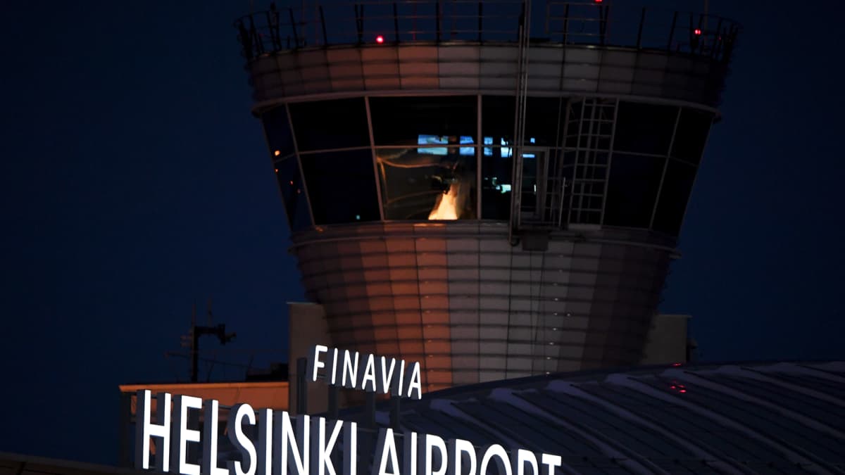 Kuvassa on Finavian kyltti Helsinki-Vantaan lentoasemalla.