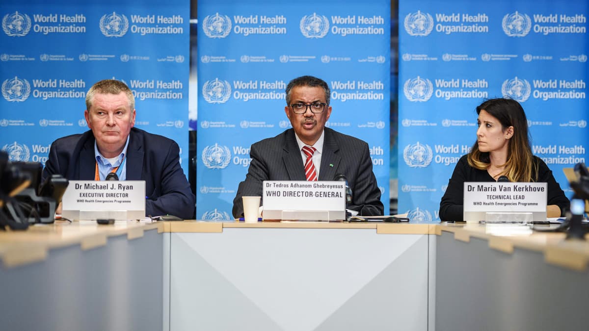 Maailman terveysjärjestö WHO:n edustajat Michael Ryan, Tedros Adhanom Ghebreyesus ja Maria Van Kerkhove.