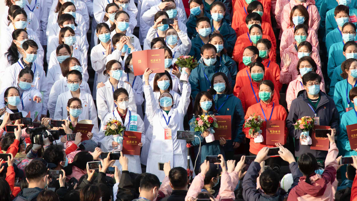 Terveydenhoitohenkilökunta juhlii Wuchang Fangcang sairaalassa kun kaikki koronapotilaat voitiin kotiuttaa.