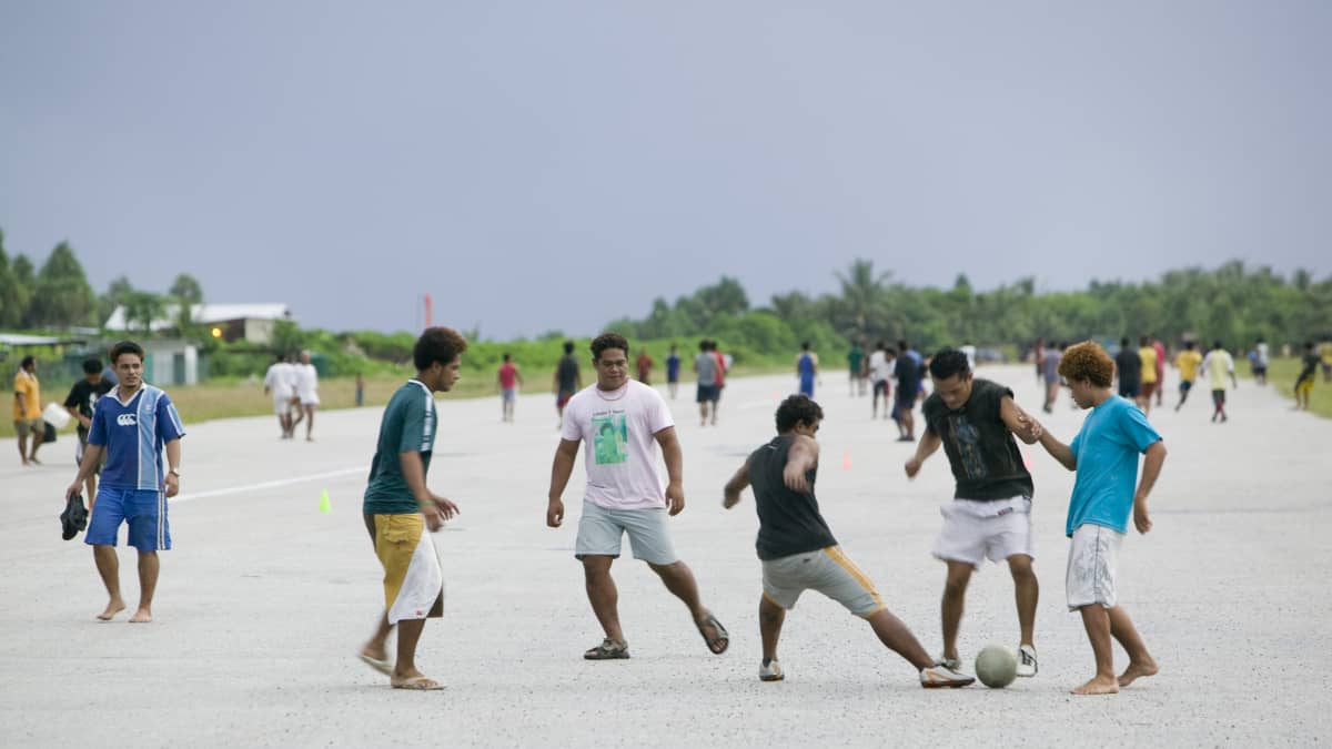 Tuvalulaiset pelaavat jalkapalloa lentokentän kiitoradalla.