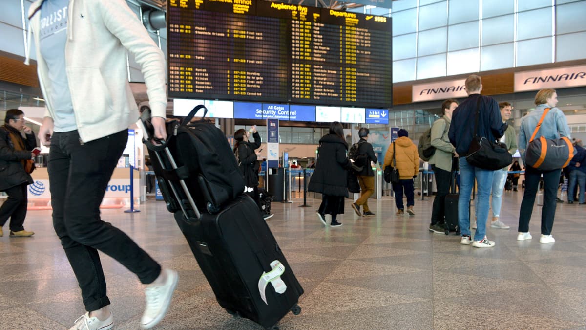 Matkustajia Helsinki-Vantaan lentoasemalla Vantaalla 12. maaliskuuta.
