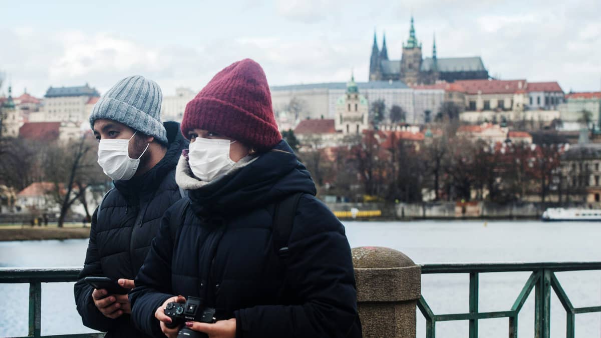 Kuvassa on hengityssuojainta käyttäviä turisteja Prahassa.