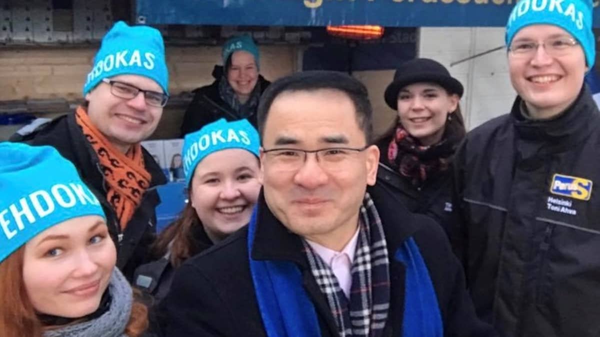 Erlin Yang perussuomalaisten vaalikojulla maaliskuussa 2017.